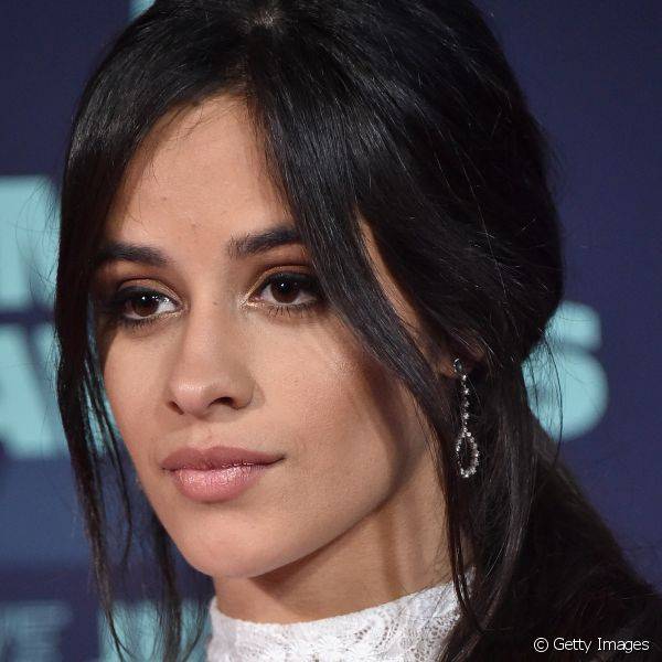 Durante o CMT Music Awards 2016, a combina??o de sombra marrom com delineado preciso chamou aten??o no look de Camila Cabello (Foto: Getty Images)